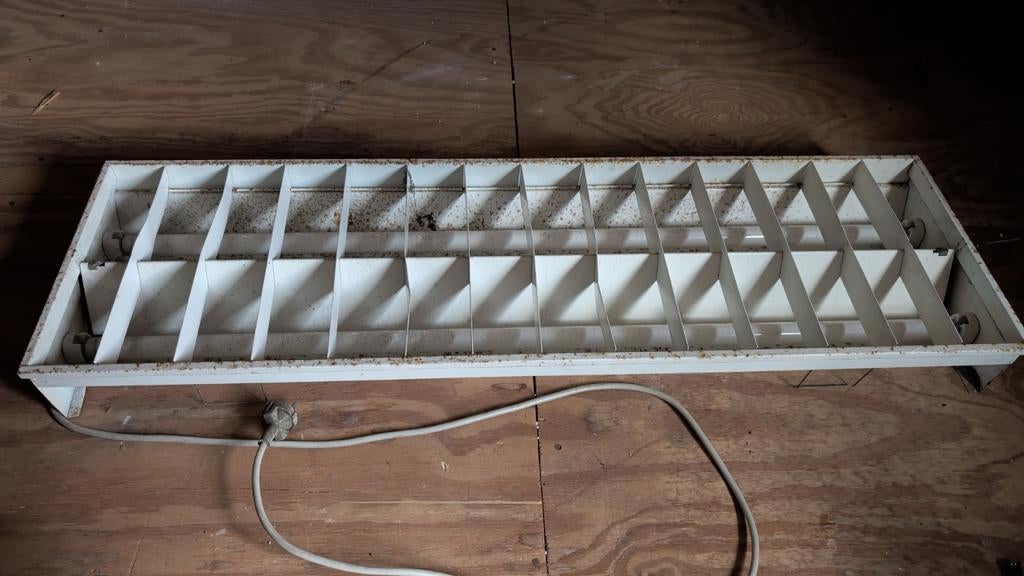 Grote TL-armatuur met roestsporen, Ophalen, Gebruikt, Werkplaats