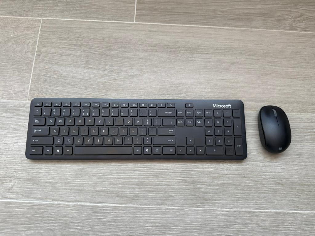 Microsoft Bluetooth Keyboard (Qwerty, ANSI indeling) en Muis, Computers en Software, Toetsenborden, Gebruikt, Ophalen of Verzenden