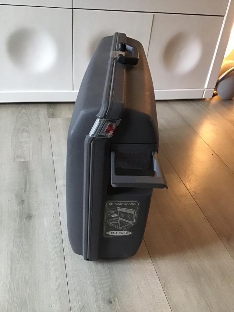 Grote grijze Samsonite koffer met cijferslot en op 2 wielen, Sieraden, Tassen en Uiterlijk, Koffers, Wieltjes, Grijze Samsonite Oyster koffer met instelbaar cijferslot en op 2 wielen, met zijsloten, divider, zijvak en binders. Van binnen als nieuw, zie foto’s. Afmetingen 72 x 58 x 24 cm.