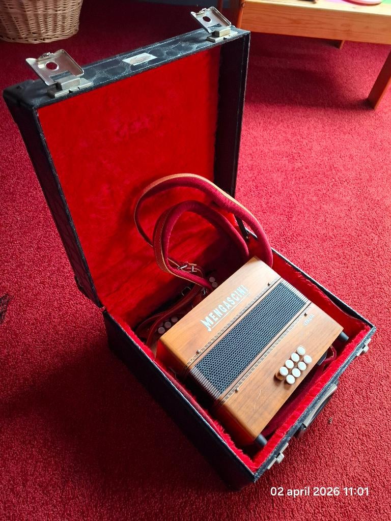 Mengascini Trekzak, Gebruikt, Overige formaten, Met koffer, Knopaccordeon