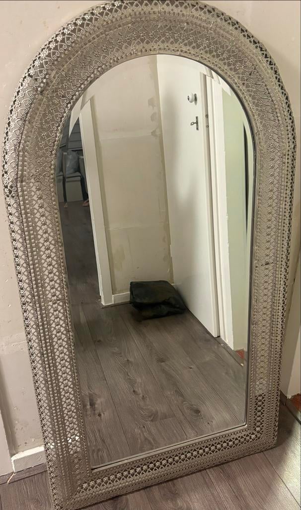Boogspiegel met zilverkleurige metalen lijst, Huis en Inrichting, Woonaccessoires | Spiegels, Gebruikt, 100 tot 150 cm, Ophalen of Verzenden