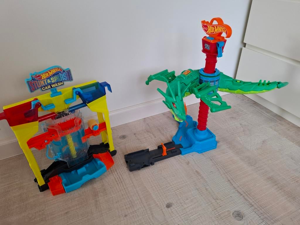 Hotwheels car wash en city air attack dragon, Ophalen of Verzenden, Handmatig, Hot Wheels