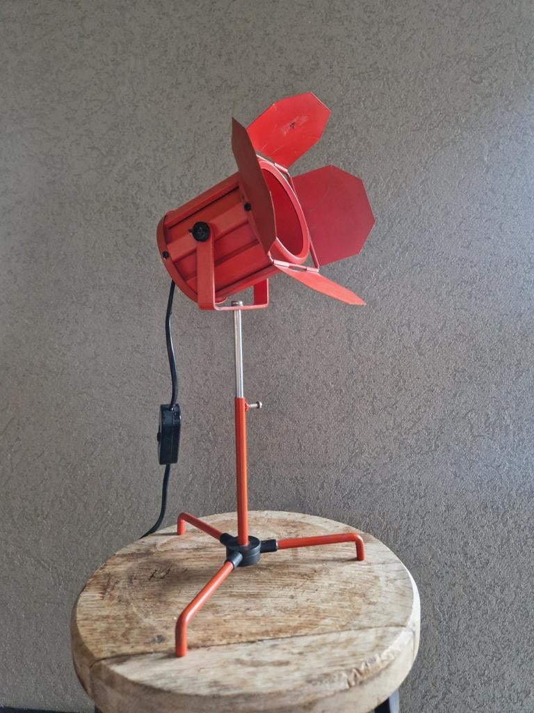 Vintage Rode Studio Spotlight – Industriële Tafellamp, Huis en Inrichting, Lampen | Tafellampen, Ophalen of Verzenden, Metaal