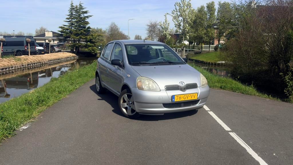 Toyota Yaris 1.3 16V 5DR Linea Luna 2001 Grijs, Auto's, Toyota, 1299 cc, Stof, 31 €/maand, 4 cilinders