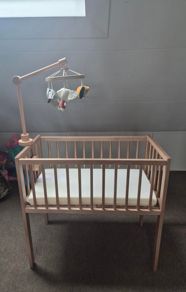 Co sleeper met nieuw matras en hangknuffeltjes en hoeslakens, Kinderen en Baby's, Babywiegjes en Ledikanten, Ophalen, Zo goed als nieuw
