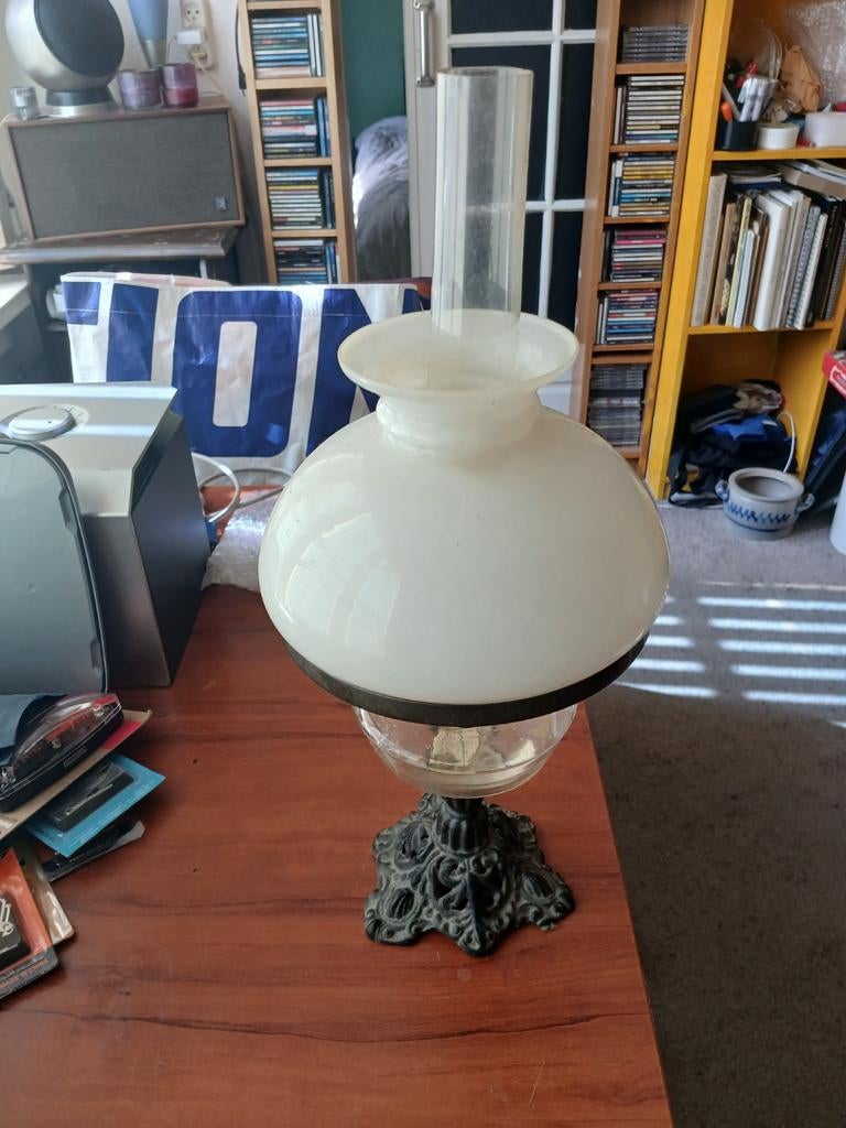 Oude olielamp met glazen kap, Antiek en Kunst, Antiek | Lampen, Ophalen of Verzenden