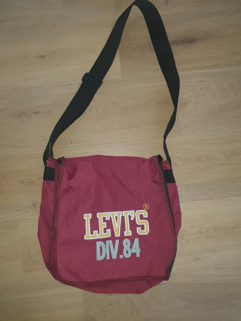 Mooie rode Levi's schoudertas - Ruim en praktisch!, Ophalen of Verzenden, Zo goed als nieuw, Rood, Overige merken