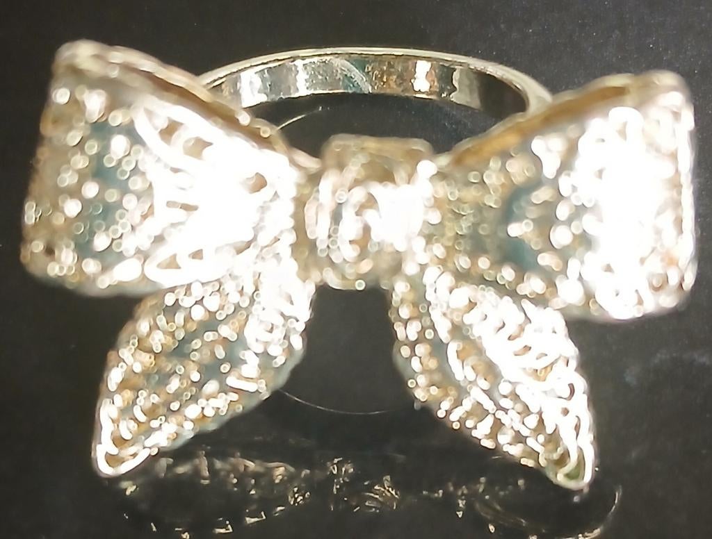 Goudkleurige strik ring, Ophalen of Verzenden, Minder dan 4 cm, Goud, Overige materialen