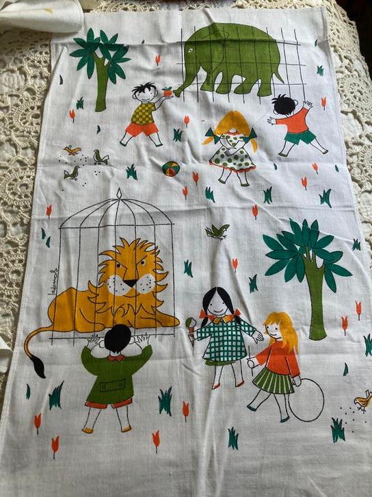 Vintage kleed/wandkleed 42x70 dierentuinprint jaren ‘70, Ophalen of Verzenden, Huis en Inrichting