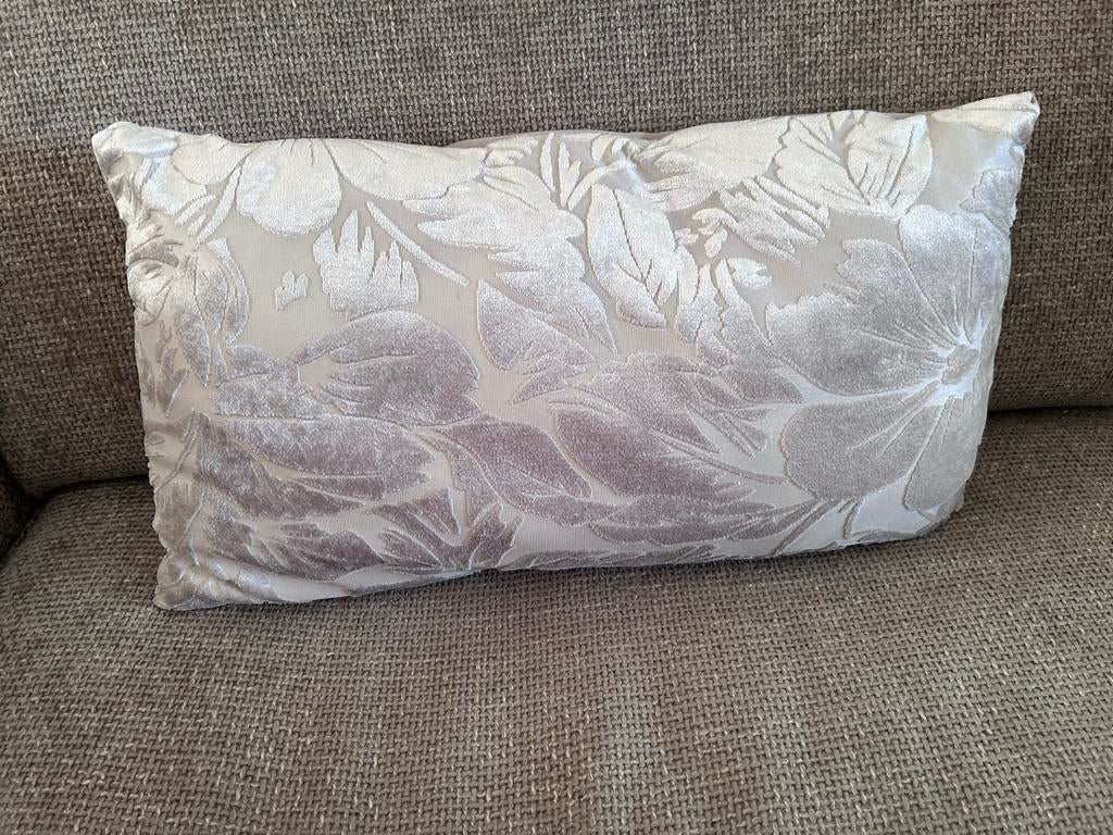 Decoratief kussen met bloemenpatroon zilver, Ophalen of Verzenden, Zo goed als nieuw, Overige kleuren, Rechthoekig