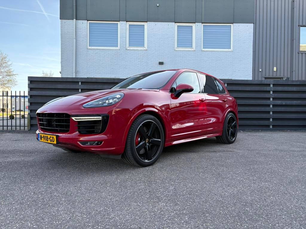 Porsche Cayenne 3.6 V6 440pk Tiptronic S 2016 Rood, Auto's, Porsche, Automaat, Zwart, 138 €/maand, Alcantara