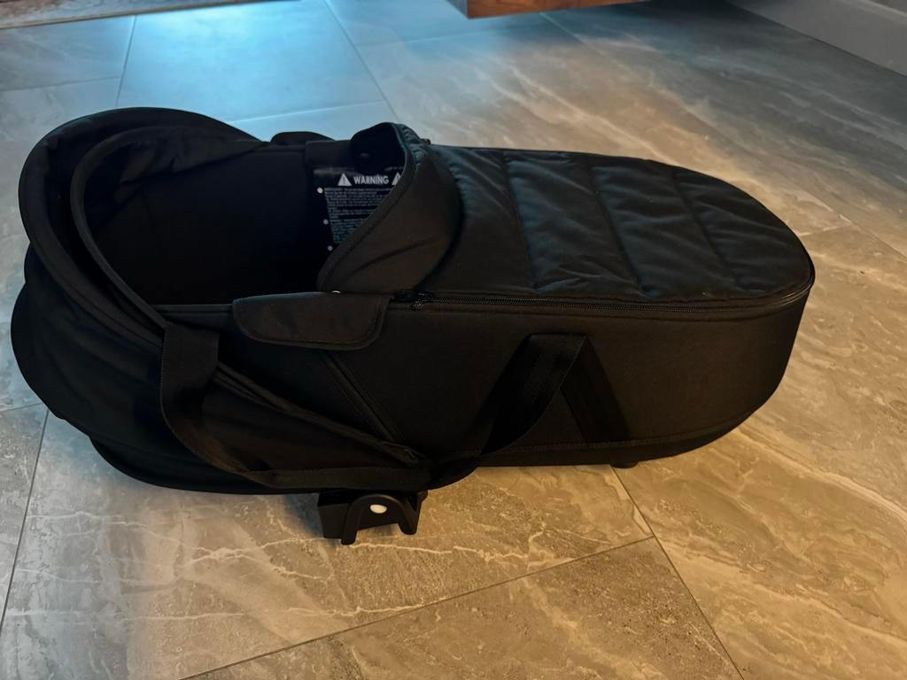 Stokke YOYO zwarte reiswieg, Kinderen en Baby's, Kinderwagens en Combinaties, Zo goed als nieuw, Met reiswieg, Ophalen, Kinderwagen