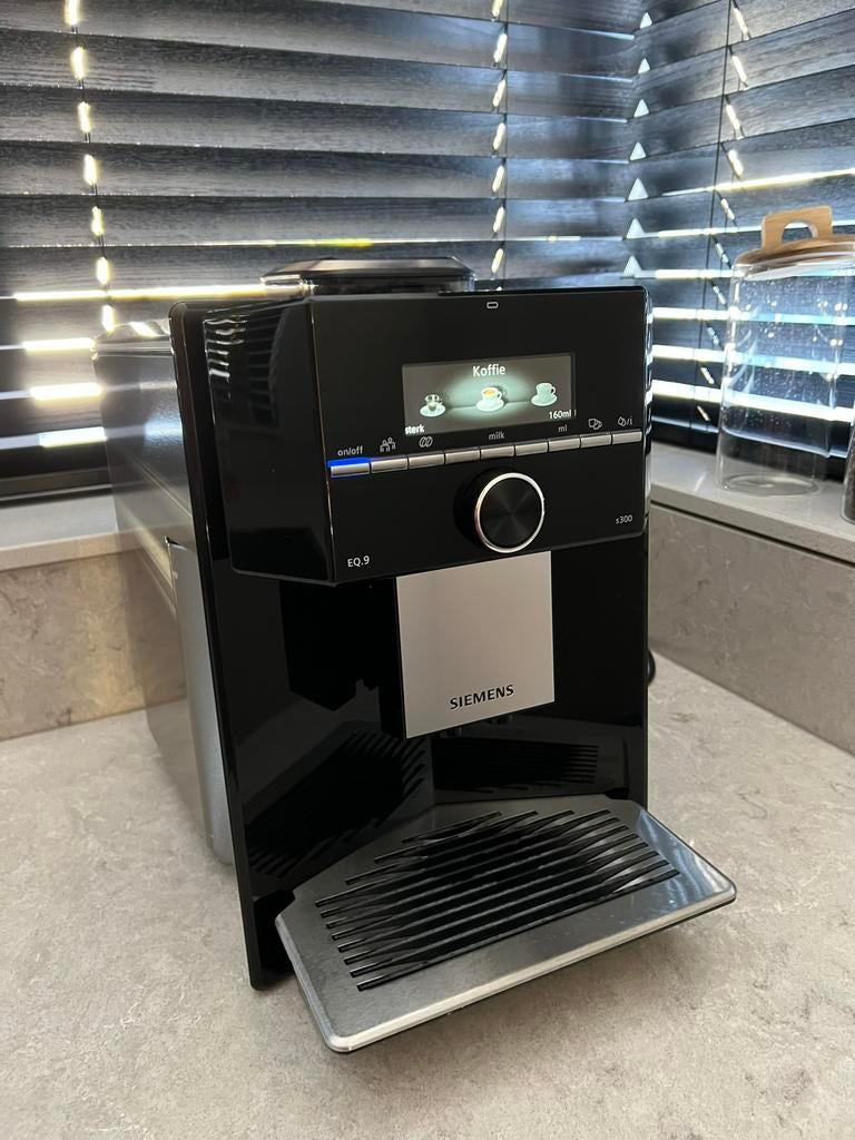 Siemens EQ9 S300 volautomaat koffiemachine, Ophalen, Zo goed als nieuw, Koffiemachine
