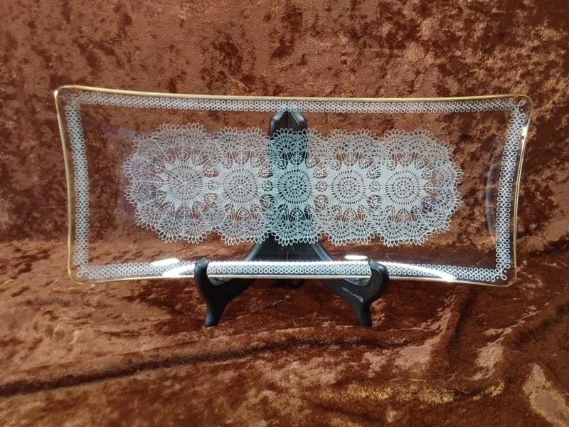 Cakeschaal van dun glas met kantmotief, Antiek en Kunst, Antiek | Glas en Kristal, Ophalen of Verzenden