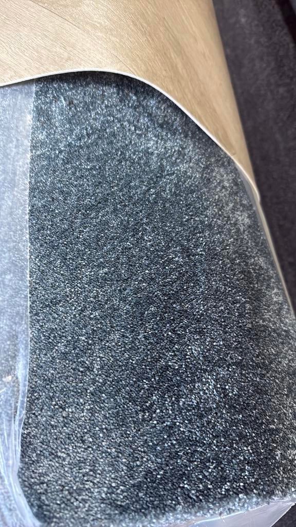 velvet velours tapijt grijs €20/m2 restanten vloerbedekking, Huis en Inrichting, Stoffering | Vloerbedekking, Ophalen, Nieuw, Minder dan 10 m²