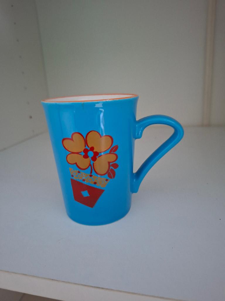 blauwe mok met bloem, Ophalen of Verzenden, Overige materialen, Overige stijlen, Kop(pen) en/of Schotel(s)