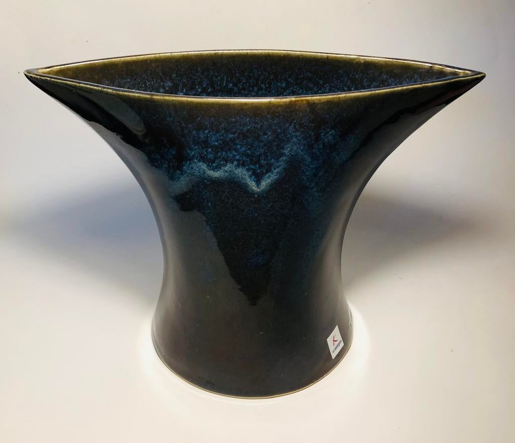 Prachtige vaas met hele aparte vorm, gesigneerd, Kempro, Verzenden, Overige kleuren, Aardewerk of Porselein, Minder dan 50 cm