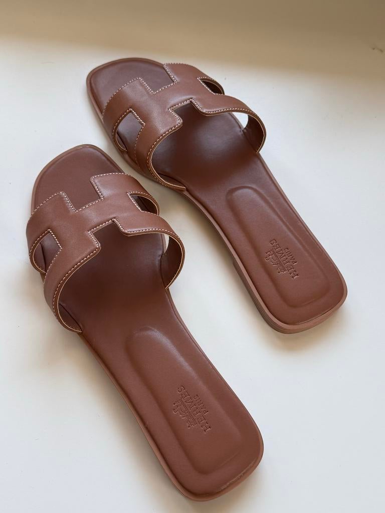 Hermes slippers - Bruin, Kleding | Dames, Schoenen, Ophalen of Verzenden, Nieuw, Bruin, Slippers