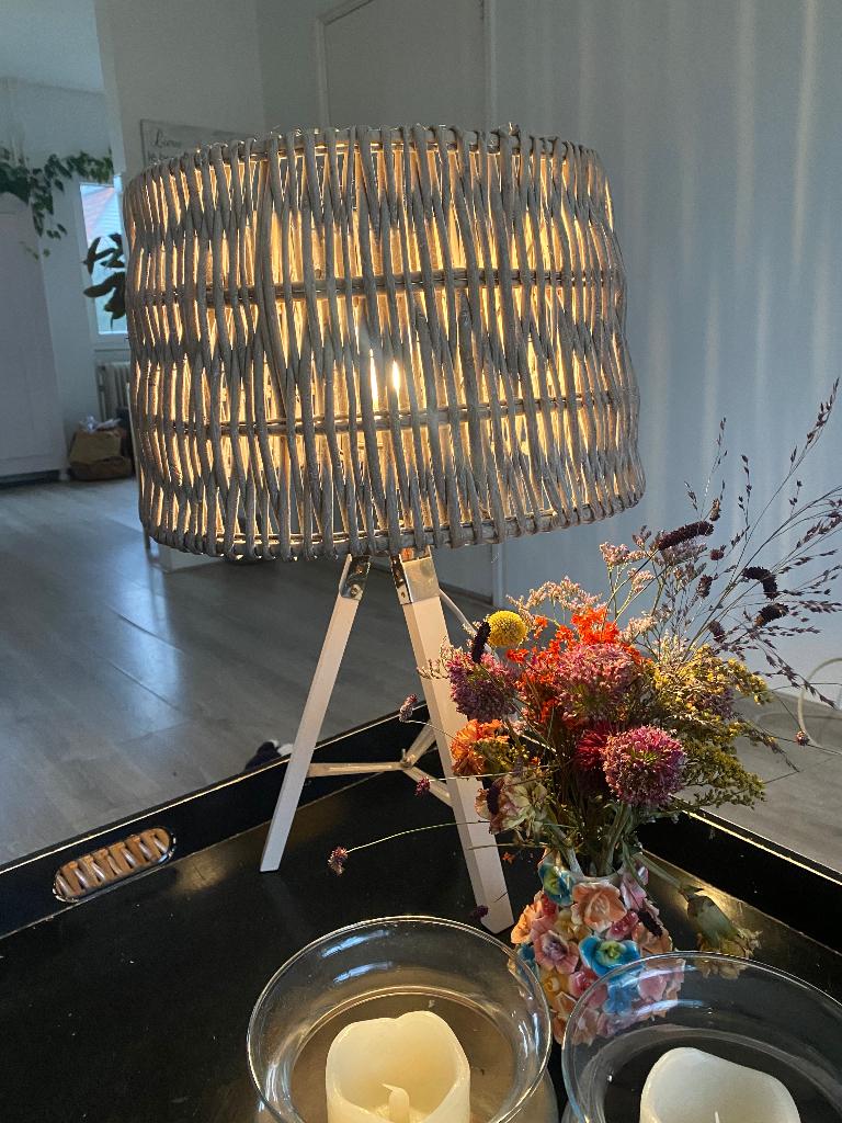 Lamp met houten voet en rieten lampenkap, Ophalen of Verzenden, Zo goed als nieuw, Overige materialen, 50 tot 75 cm
