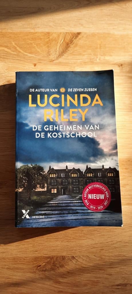 Lucinda Riley - De geheimen van de kostschool, Ophalen of Verzenden, Zo goed als nieuw, Lucinda Riley