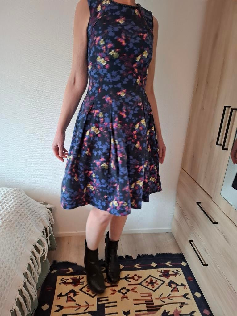 Jaren '60 Feestjurk met Bloemenprint - Perfect voor Bruiloft, Kleding | Dames, Maat 38/40 (M), Blauw, Ophalen of Verzenden, Zo goed als nieuw