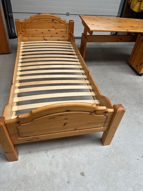 Kinderbed, nachtkastje en bureau Ikea, Ophalen, Gebruikt, Jongetje of Meisje