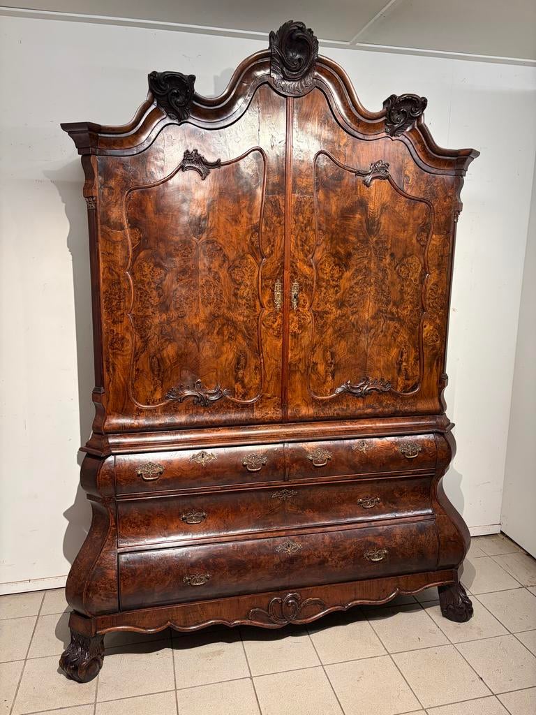 18e eeuws wortelnoten kabinet met bronsen beslag, Antiek en Kunst, Antiek | Kantoor en Zakelijk, Ophalen