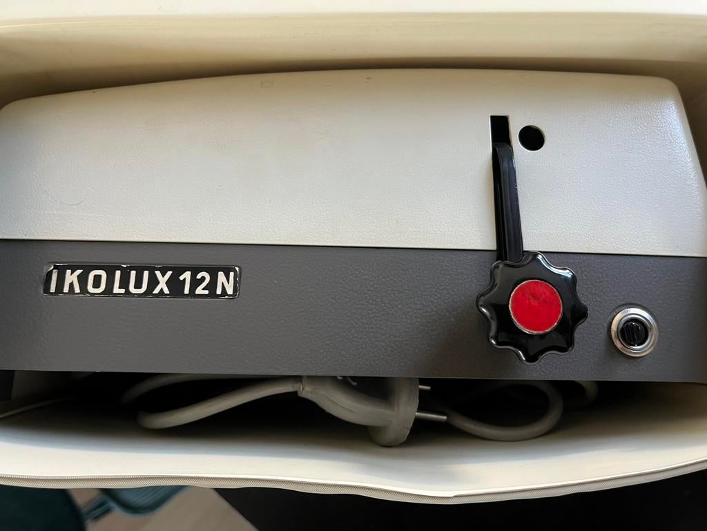 Vintage Zeiss Ikon Ikolux 12N Diaprojector in Koffer, Audio, Tv en Foto, Ophalen of Verzenden, Gebruikt, Met scherm