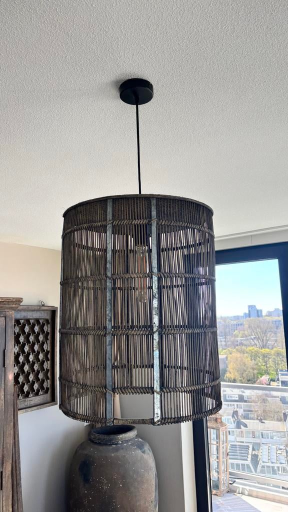 Hanglamp van oude mand met ijzer beslag, Ophalen of Verzenden, Zo goed als nieuw, Hout, 50 tot 75 cm