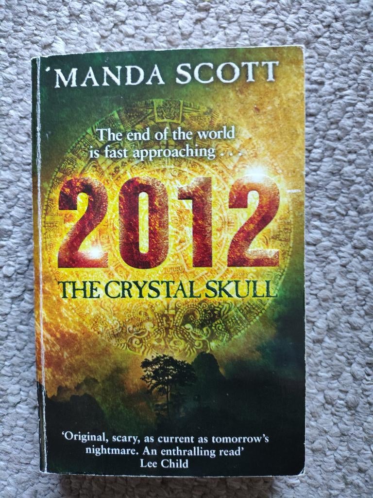 Manda Scott 2012 The Crystal Skull in nette staat, Boeken, Ophalen of Verzenden, Zo goed als nieuw