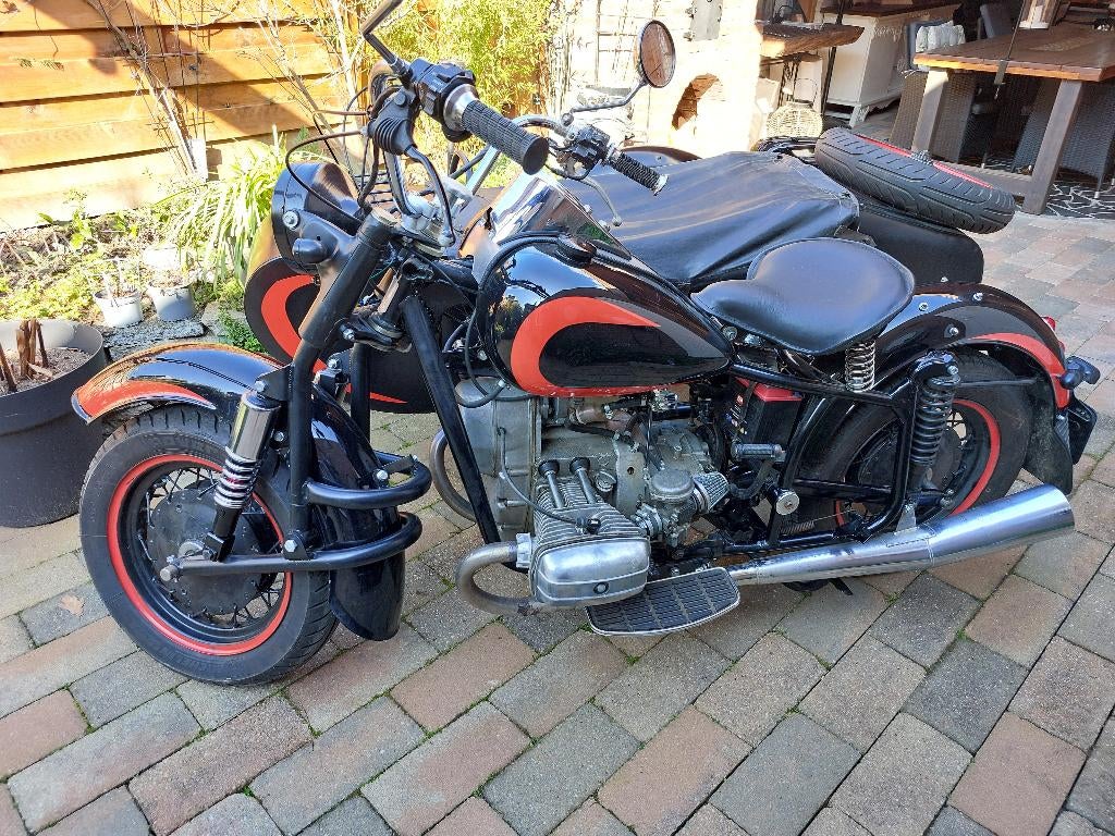 Klassieke motor met zijspan, 2 cilinders, Motorrijbewijs A, Handgeschakeld, 650 cc