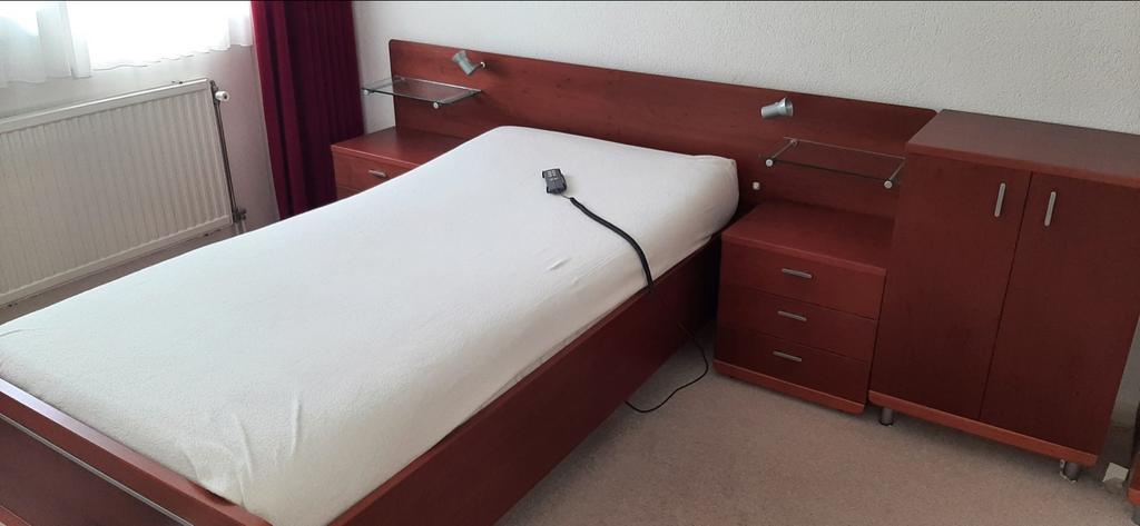 Auping eenpersoonsbed elektrisch verstelbaar kersenhout, Huis en Inrichting, Slaapkamer | Bedden, Ophalen, Eenpersoons, Bruin