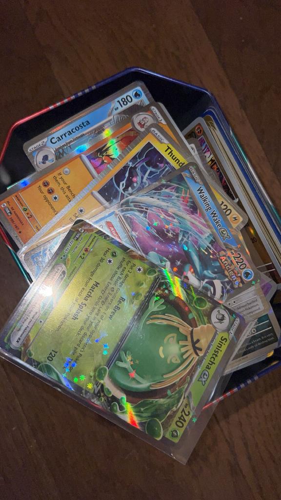 Pokemon blik vol met pokemon kaarten glimmend en speciaal, Ophalen of Verzenden, Zo goed als nieuw