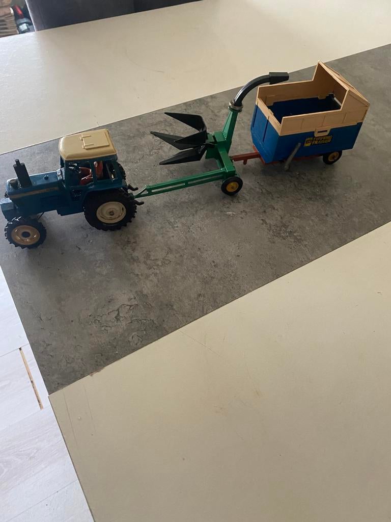 Britains ford TW20 met maishakselaar en maiswagen, Ophalen of Verzenden, Zo goed als nieuw, Tractor of Landbouw, Britains