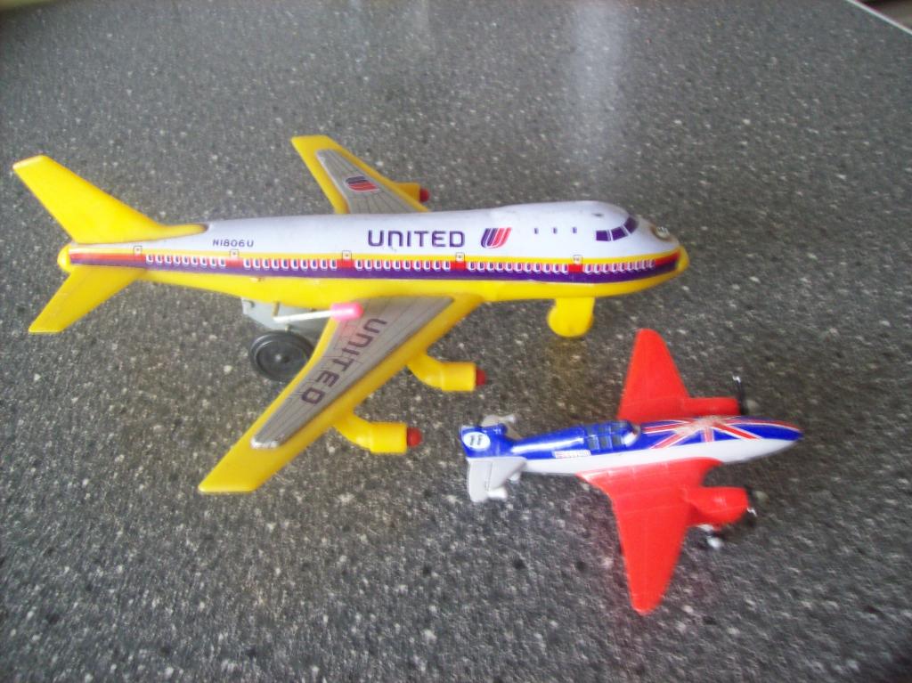 2 vliegtuigjes met blik 10x11x3cm en 23x20x6cm, Antiek en Kunst, Ophalen