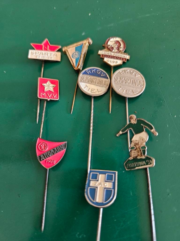 9 Vintage Voetbal Speldjes, Verzenden, Gebruikt, Sport, Speldje of Pin