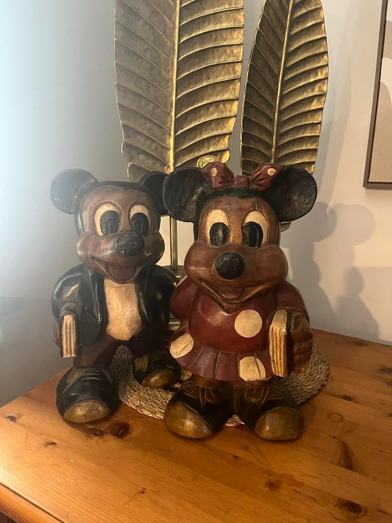 Houten beelden Mickey en Minnie Mouse, Ophalen