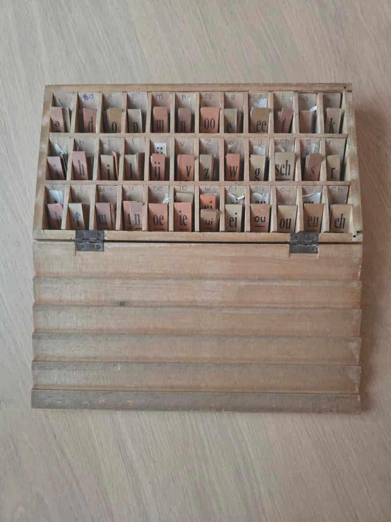 Oud Hollandse antieke Malmbergs Letterdoos met letters €15, Ophalen of Verzenden