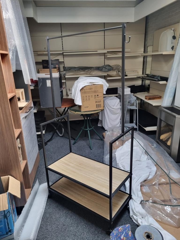 Kledingrek met wielen en 2 planken voor schoenen., Huis en Inrichting, Ophalen, Zo goed als nieuw