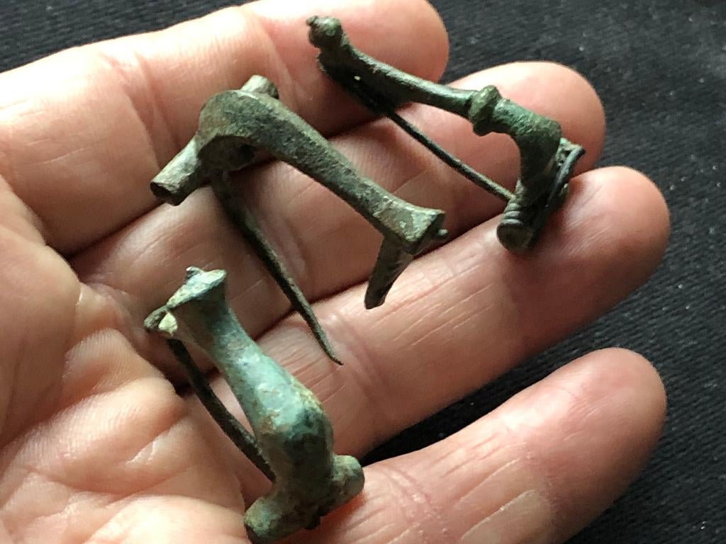 Bodemvondst 3 Romeinse FIBULA'S 1800jr oude mantelspelden!, Ophalen of Verzenden