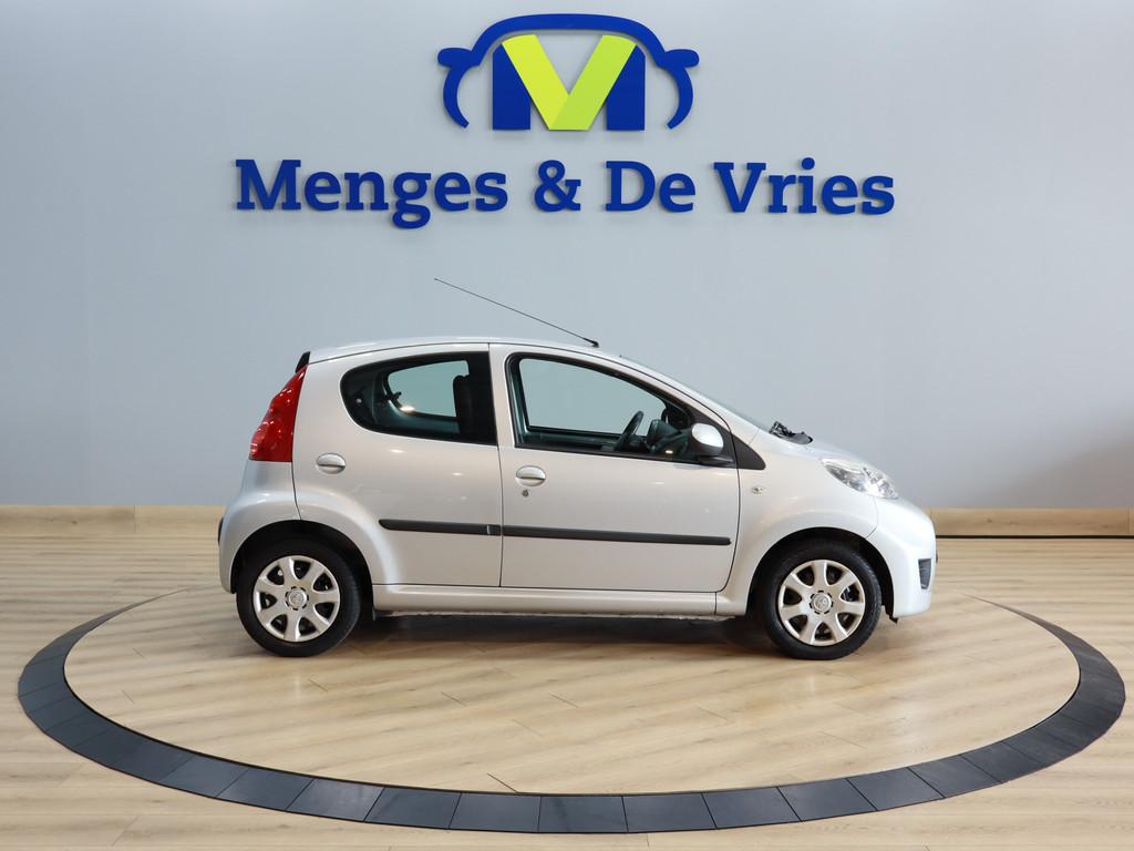 Peugeot 107 1.0-12V XS Airco | Parkeer Sensoren | Radio | Is, 12 maanden, Stof, Gebruikt, Zwart