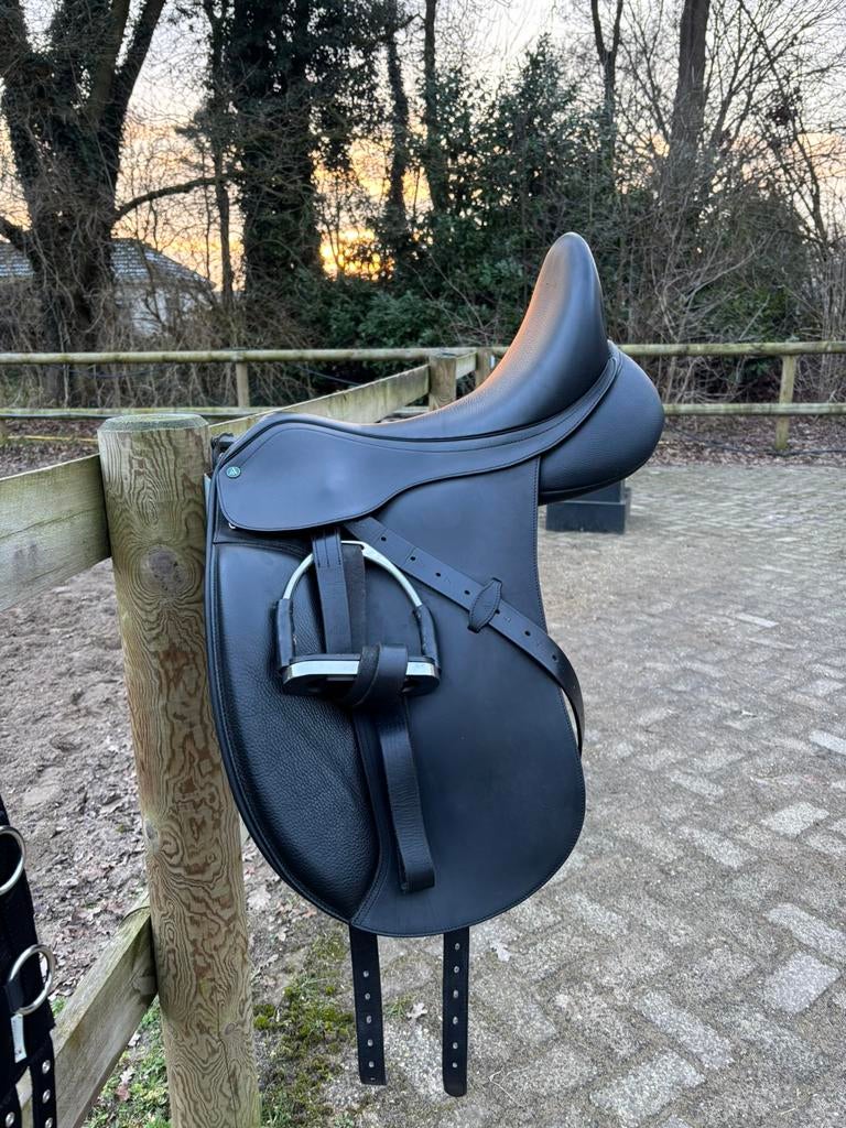 Arena dressuurzadel 17,5", Dieren en Toebehoren, Paarden en Pony's | Zadels, Ophalen, Zo goed als nieuw, Dressuur