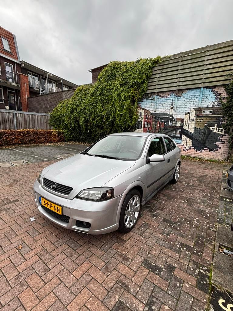 Opel Astra 1.2 I 16V 3D 2001 Grijs, Auto's, Voorwielaandrijving, 1025 kg, 74 pk, Origineel Nederlands
