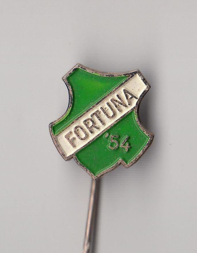 Voetbal Fortuna 54 logo speldje, Verzamelen, Speldjes, Pins en Buttons, Gebruikt, Speldje of Pin, Overige onderwerpen, Ophalen of Verzenden