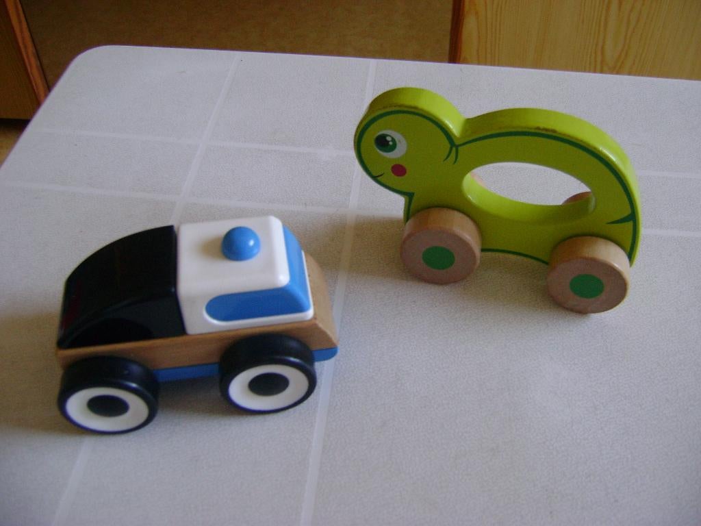 houten voortrek schildpad en houten politieauto, Ophalen of Verzenden, Zo goed als nieuw, Duw- of Trekspeelgoed