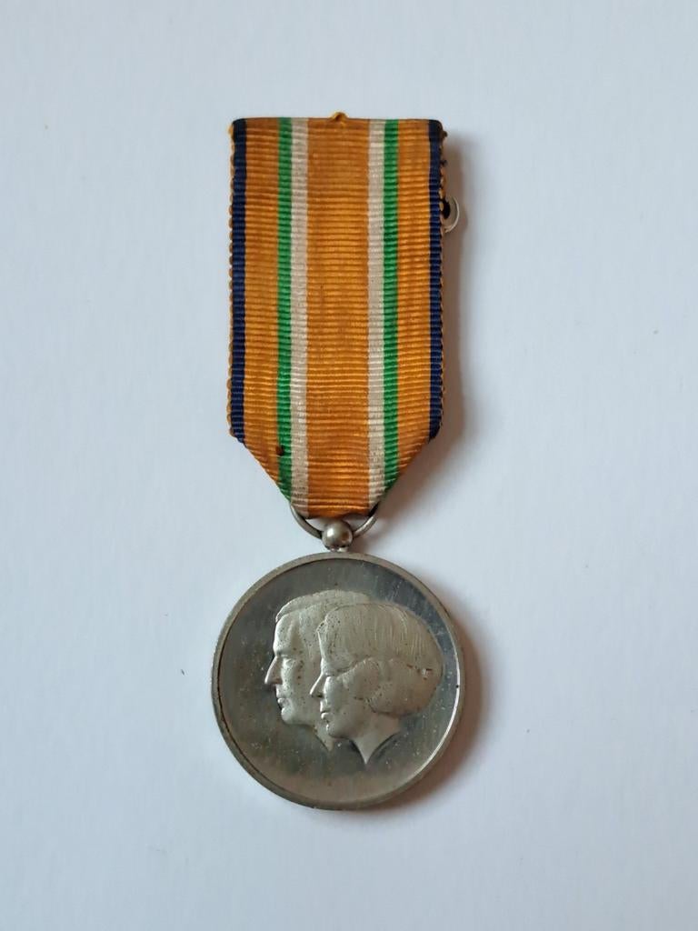 Huwelijksmedaille onderscheiding 1966 Beatrix Claus, Ophalen of Verzenden, Landmacht, Nederland, Boek of Tijdschrift