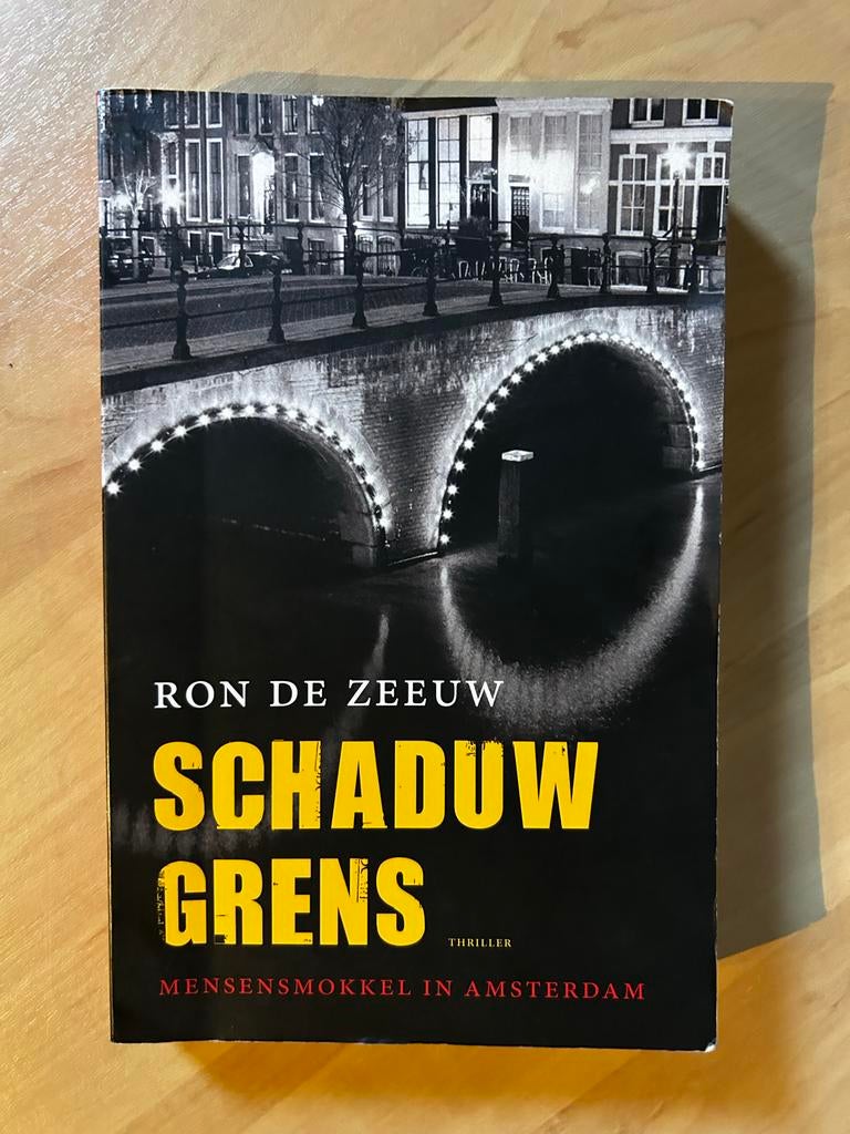 Schaduwgrens - Ron de Zeeuw - Thriller Amsterdam, Ophalen of Verzenden, Zo goed als nieuw, Nederland