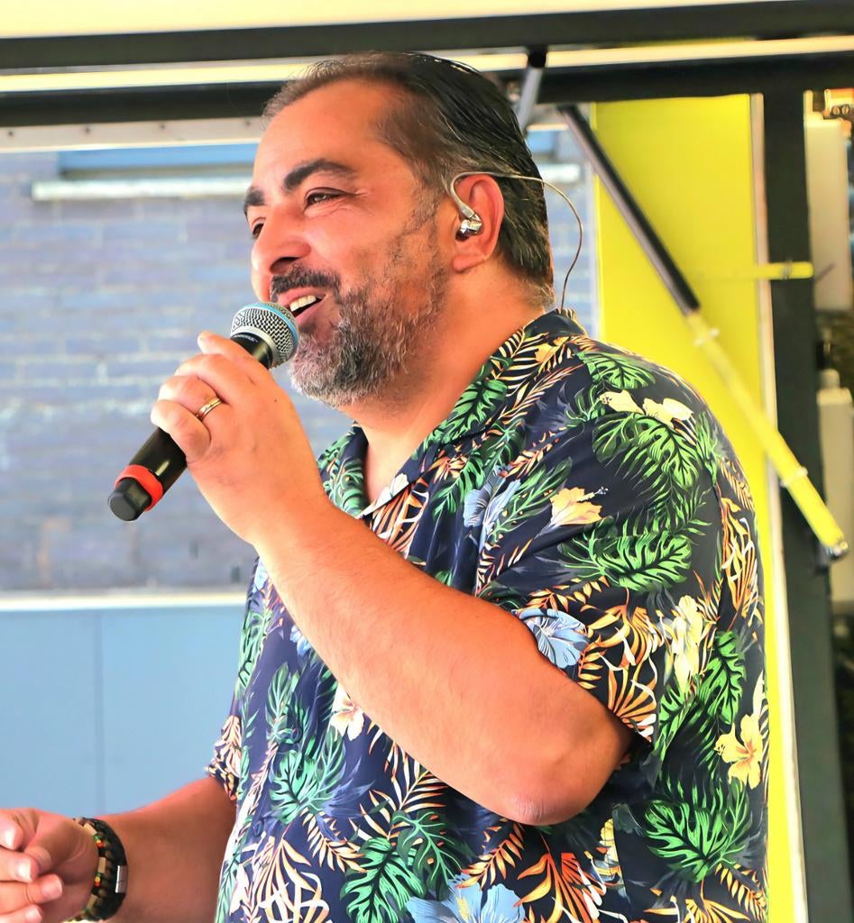 FeestZanger, Spaans, Nederlands, Engels, Italiaans, Solo-artiest