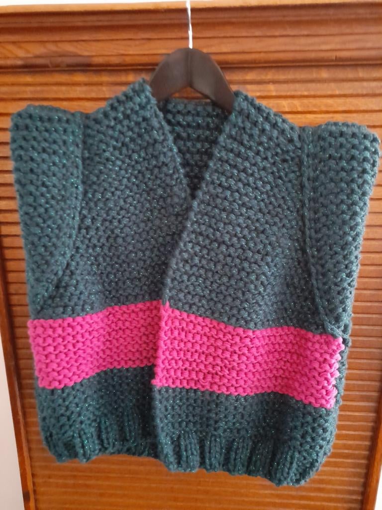 Nieuw handgebreid Groen/Fuchia Gilet model Kiro by Kim, Ophalen of Verzenden, Nieuw, Groen