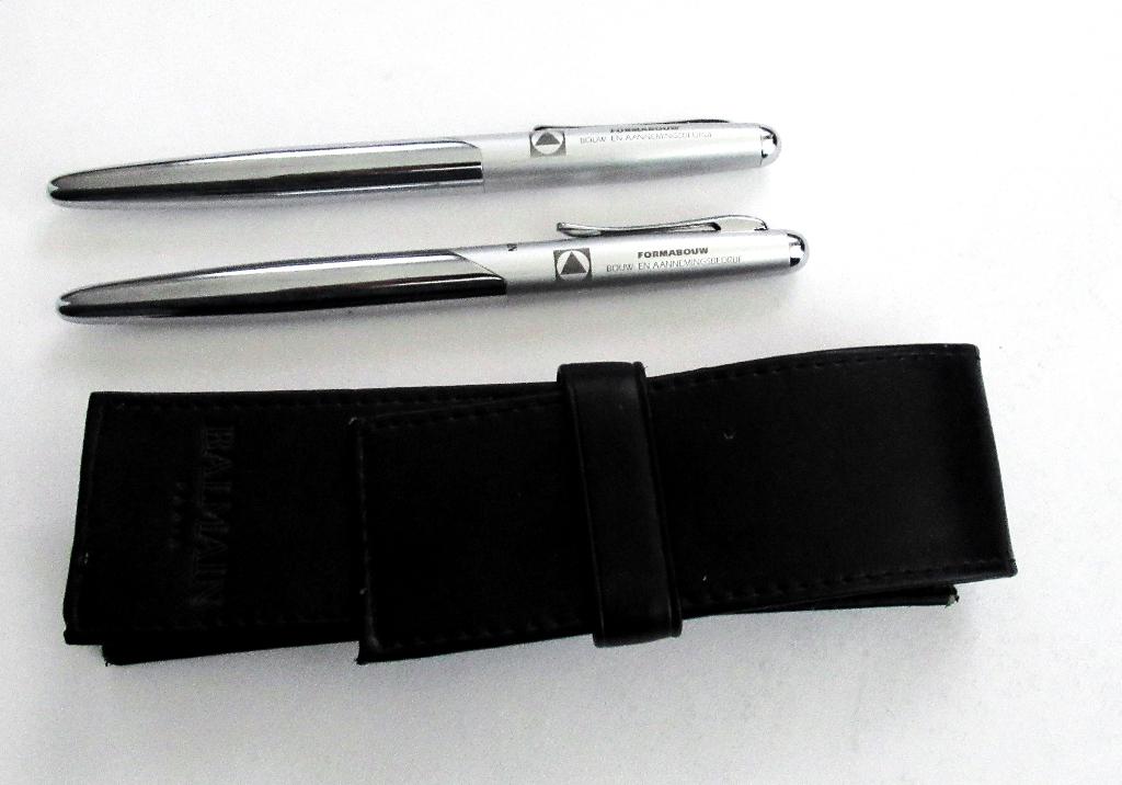 Balmain Paris luxe pennen Cadeauset in leren etui, nieuw., Verzamelen, Pennenverzamelingen, Ophalen of Verzenden, Nieuw, Pennenset